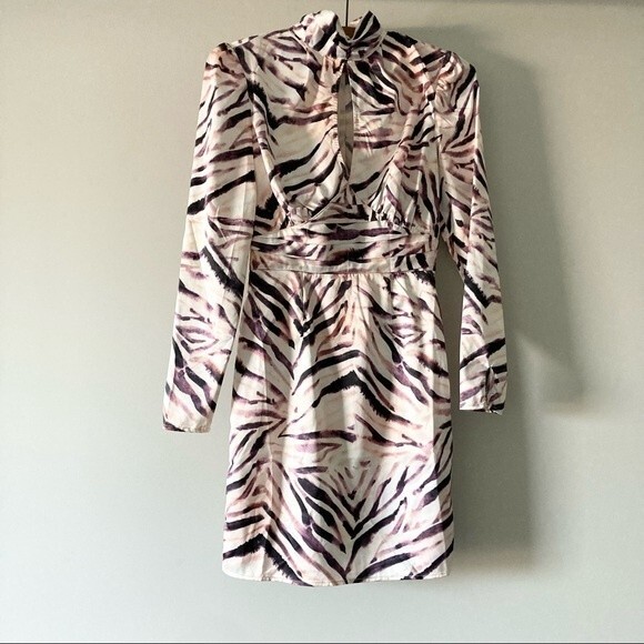 Kendall & Kylie shirred neck keyhole dress 16 - Picture 3 of 7